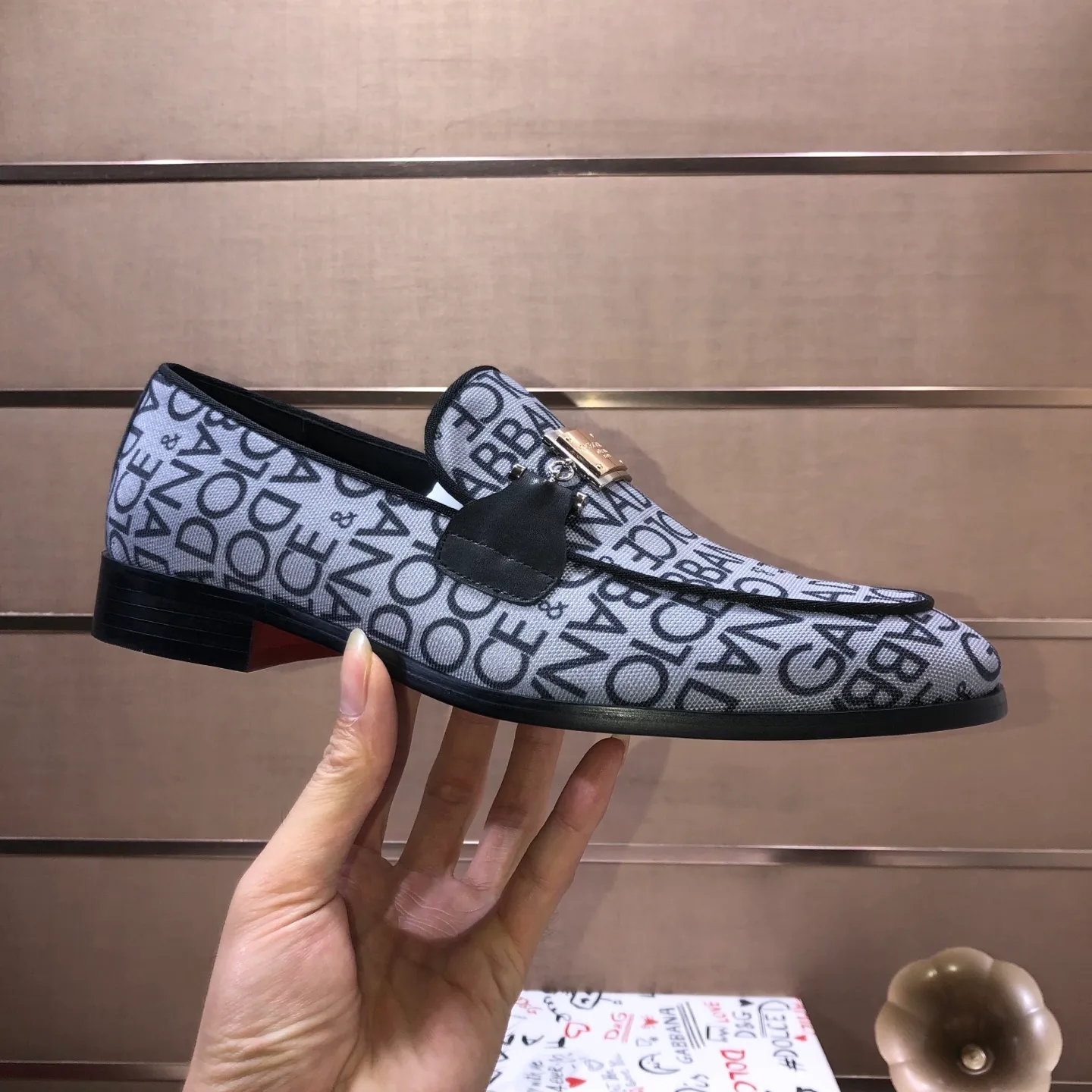 Ex-factory price 500💰DG top quality🔍🔍men's new leather shoes🚹Sold simultaneously at counters⚠Shoe uppers are imported cowhide from Italy, fully imported cowhide lining, imported accessories💪💪, completely 1⃣️ to 1⃣️replica🇮🇹 💪💪, ⚠Sole: The original sole is specially provided by the original factory, the exclusive movable molded sole is super comfortable, ⚠The original factory follows the order, 🔍🔍high quality, you can enter and exit the counter at will, welcome to compare ⚠Number of sizes: 38-44 (45 customized)
